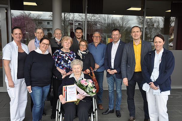 DGKP Petra Gebhart, Elfriede Kollmann, Eveline Schneider, Willibald Kollmann, Maria Gill, Bgm. Markus Baier, Tochter Maria Hirsch, Schwiegersohn Erich Hirsch, Bgm. Stefan Lang, Dir. Horst Winkler und Pflege- und Betreuungsmanagerin DGKP  Claudia Trieb